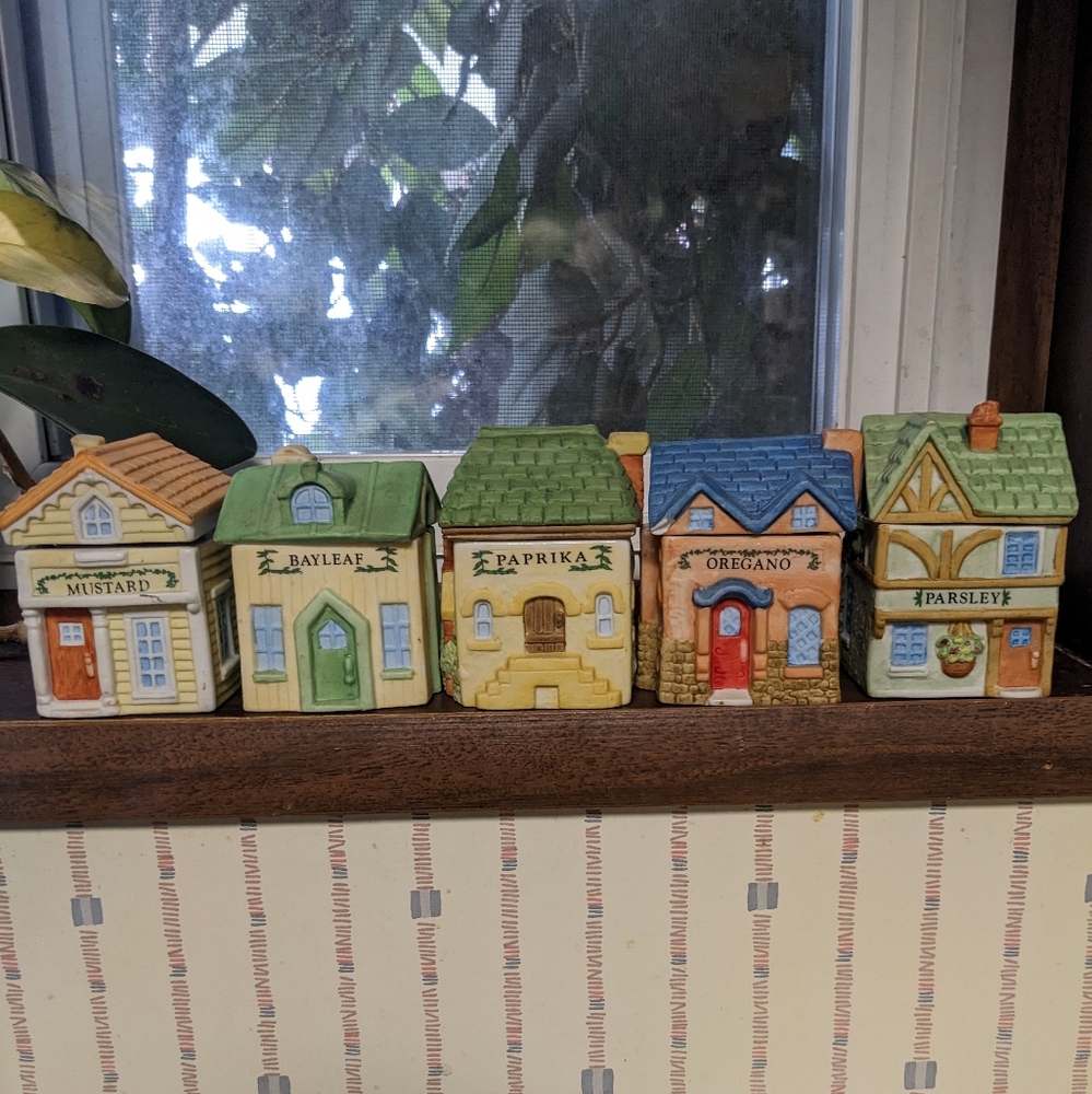 Vintage 1994 Plus Pro DivRSVP Charming Spice Jar Set with Colorful House Designs